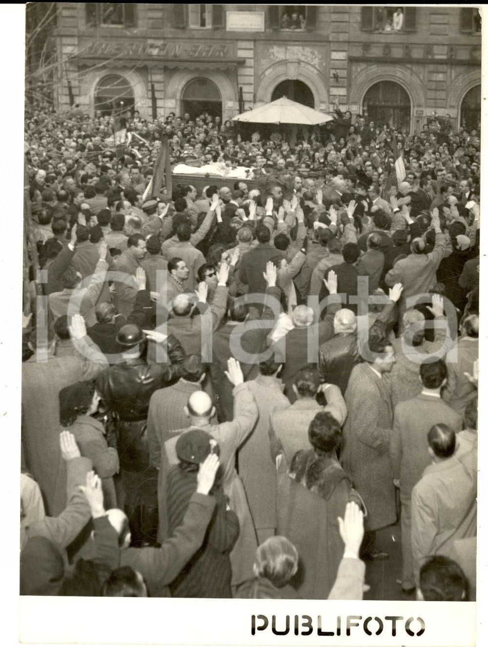 Fotografia d epoca originale 1955 ROMA Piazza UNGHERIA  Folla ai funerali di Rodolfo GRAZIANI Foto 1