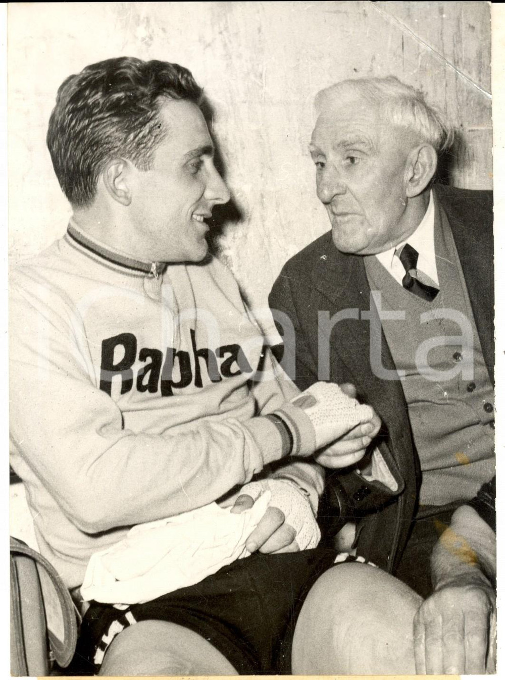 Fotografia d epoca originale 1959 VÃ©lodrome d HIVER Roger RIVIERE fÃ©licitÃ© par Henri CONTENET aprÃ¨s un gala 1