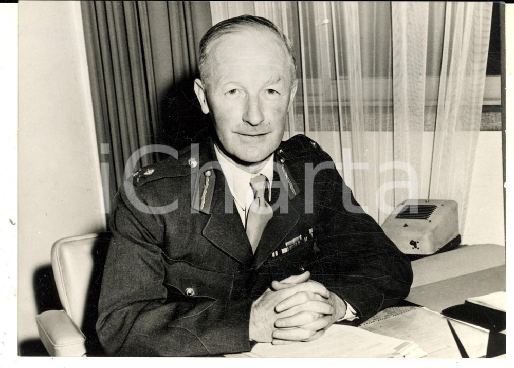 Fotografia d epoca originale 1962 LONDON NATO Maggiore Generale R. H. BARRY nel suo studio Foto 18x13 1