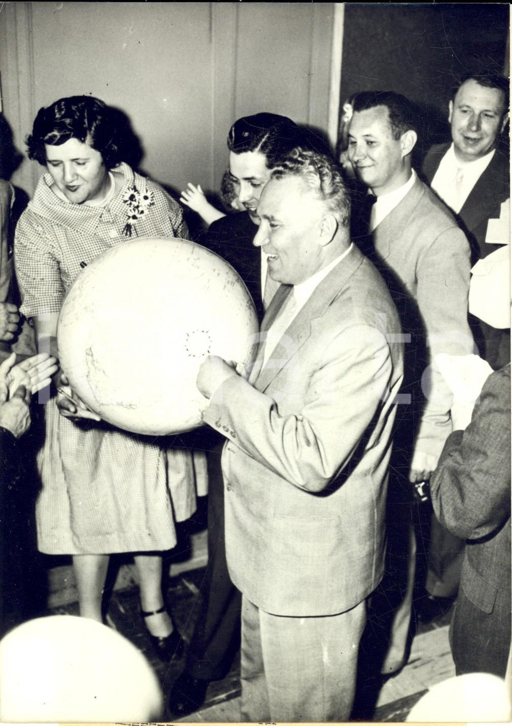 Fotografia d epoca originale 1960 ca NEW YORK Frol KOZLOV scherza con un mappamondo ai grandi magazzini 1