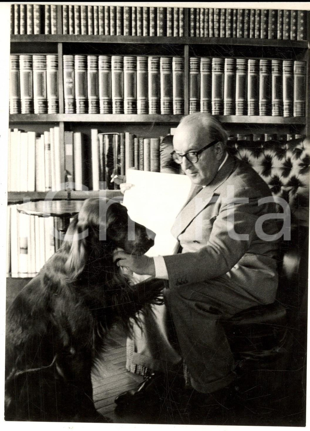 Fotografia d epoca originale 1960 MILANO Ritratto dello scrittore Orio VERGANI nella sua biblioteca Foto 1