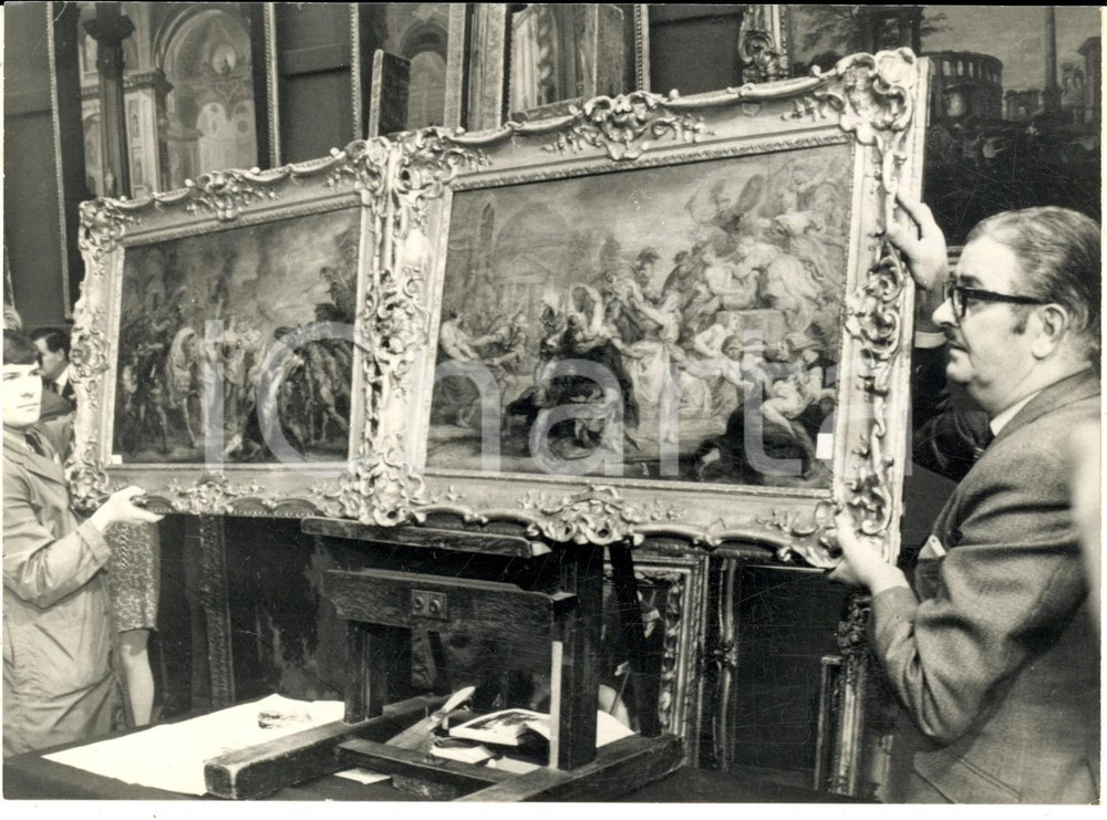 Fotografia d epoca originale 1970 ca LONDON Asta per due quadri di RUBENS venduti al mercante DUIT Foto 1