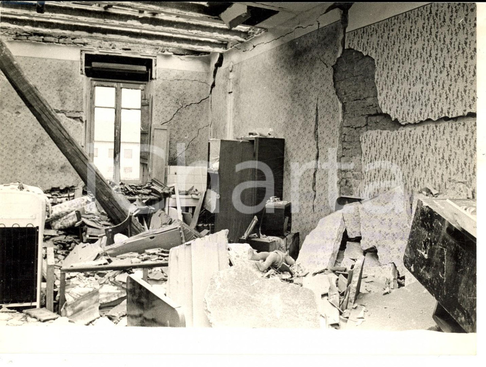 Fotografia d epoca originale 1960 VANZAGO MI Appartamento sventrato da un esplosione per gas Foto 18x13 1