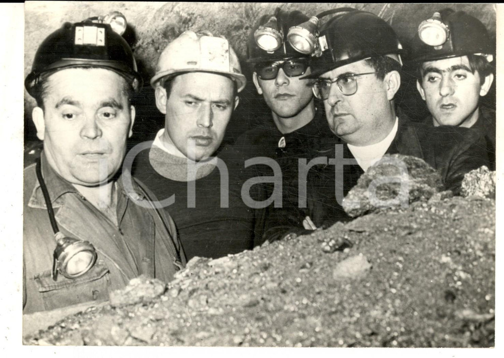Fotografia d epoca originale 1970 OVIEDO Arcivescovo Gabino DIAZ MERCHAN scende nella miniera di HULLASA Foto 1