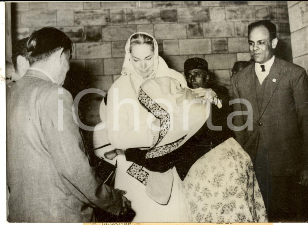 Fotografia d epoca originale 1959 ASSUAN EGITTO La Begum Om Habibeh alla sepoltura dell AGA KHAN III Foto 1