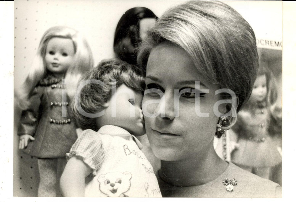 Fotografia d epoca originale 1968 MILANO Salone del Giocattolo  La bambola che bacia e ride Foto 18x13 1