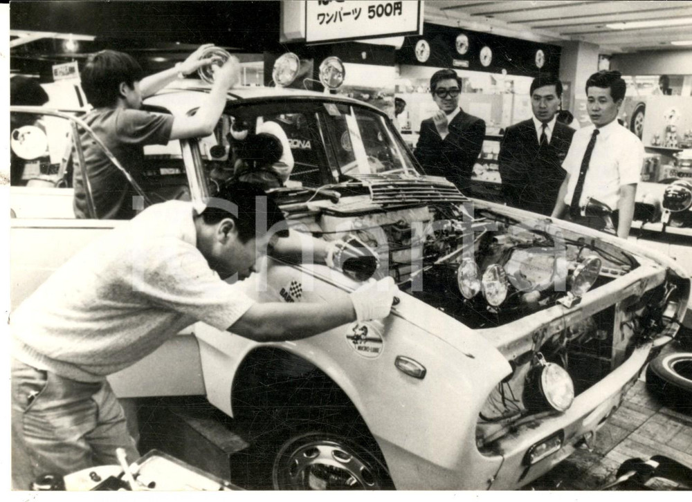 Fotografia d epoca originale 1970 TOKIO JAPAN Clienti di grande magazzino smontano auto per pezzi di ricambio 1