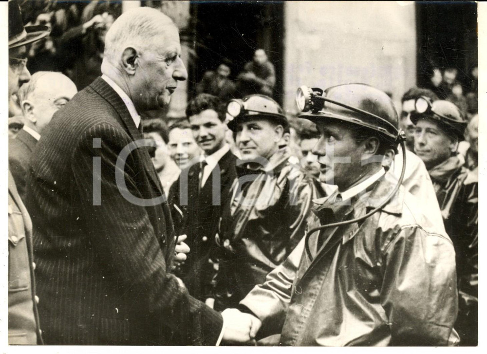 Fotografia d epoca originale 1959 CHALONS FRANCE Charles DE GAULLE stringe la mano ai minatori Foto 1