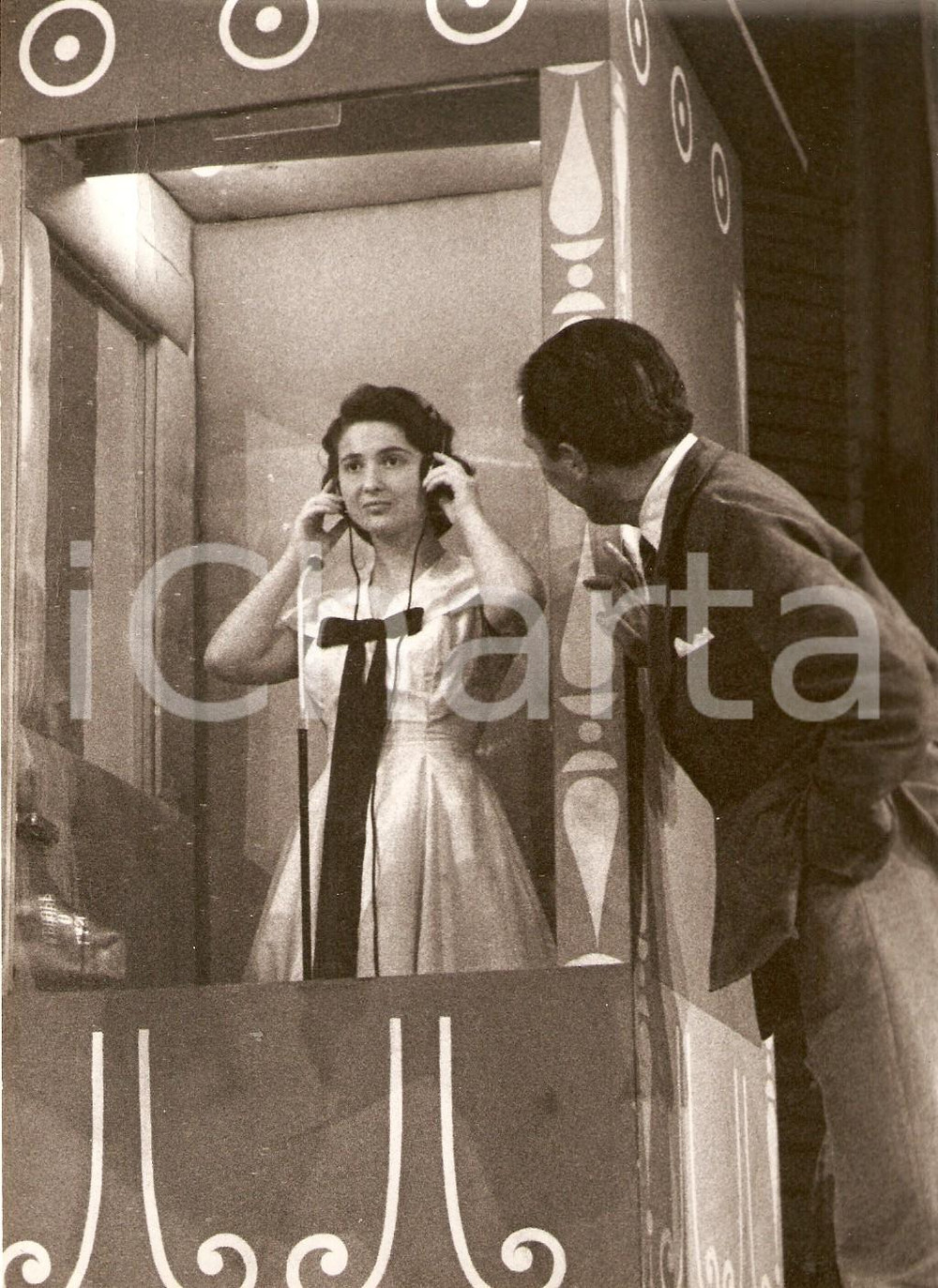 Fotografia d epoca originale 1956 LASCIA O RADDOPPIA Concorrente Luciana ALAGNA nella cabina Foto 13x18 cm 1