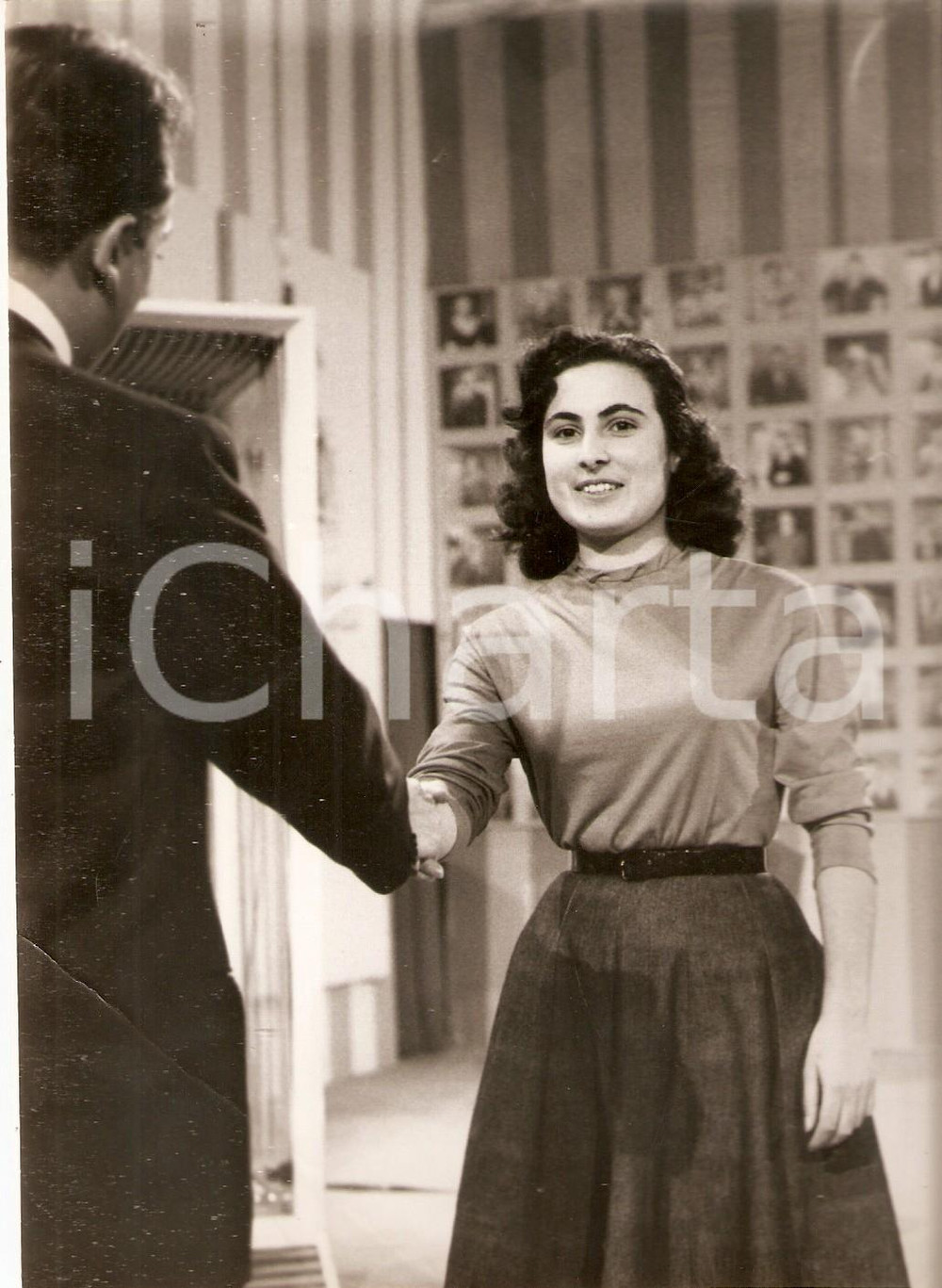 Fotografia d epoca originale 1958 LASCIA O RADDOPPIA Giuseppina CARDONA stringe la mano a Mike BONGIORNO Foto 1