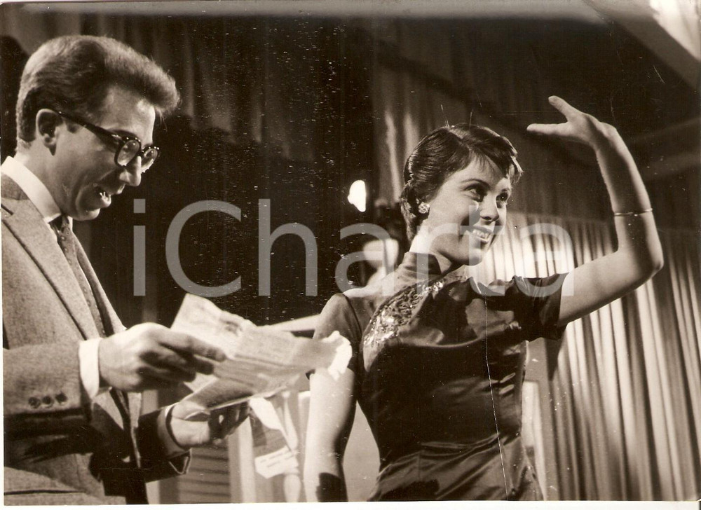 Fotografia d epoca originale 1957 LASCIA O RADDOPPIA Elda NOVANI saluta il pubblico  Mike BONGIORNO Foto 1