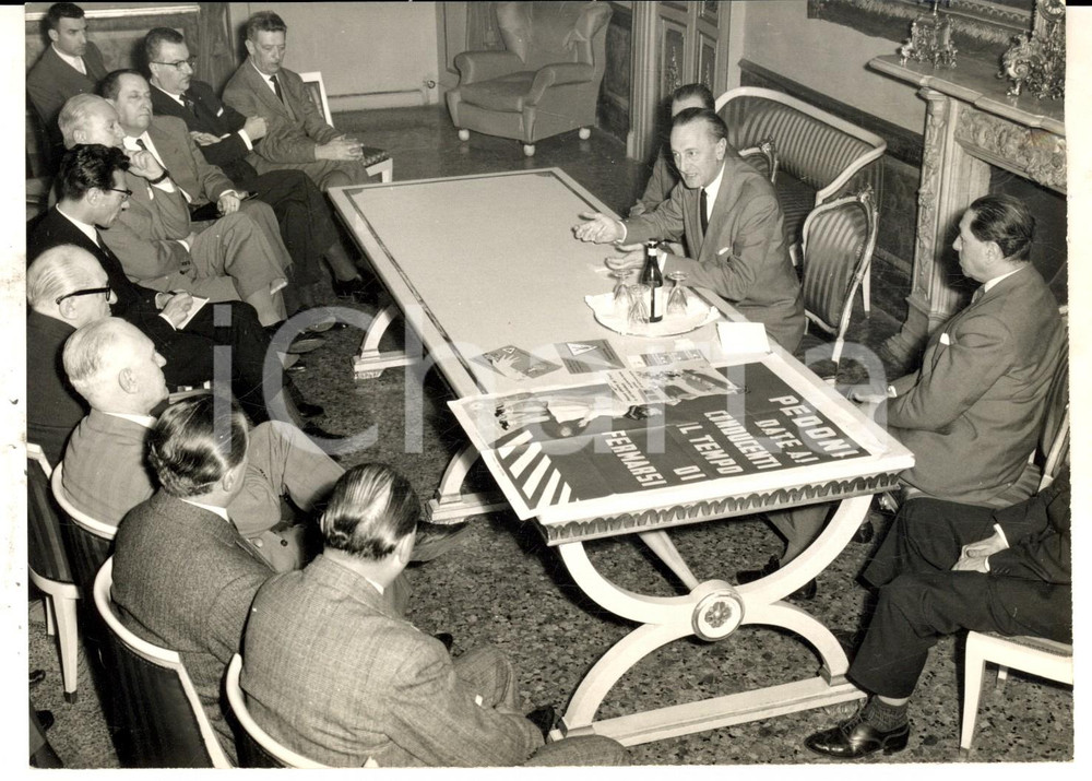 Fotografia d epoca originale 1959 MILANO Conferenza del principe Filippo CARACCIOLO presidente ACI Foto 1