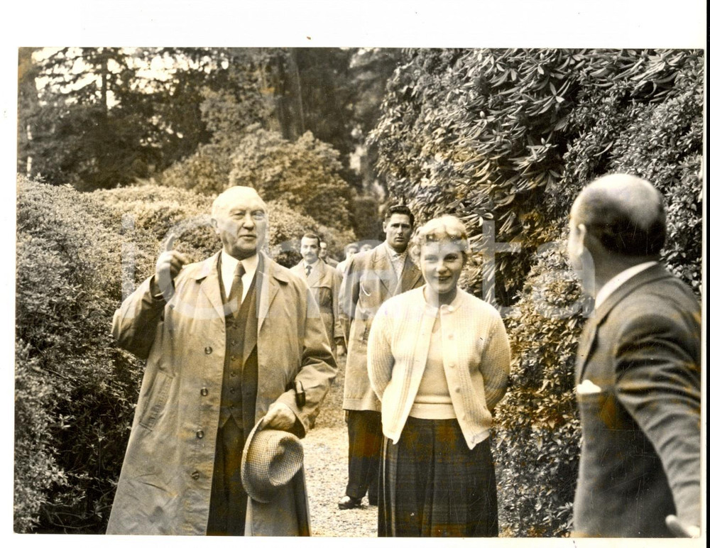 Fotografia d epoca originale 1959 COMO Konrad ADENAUER passeggia con la figlia Libeth a VILLA CARLOTTA Foto 1
