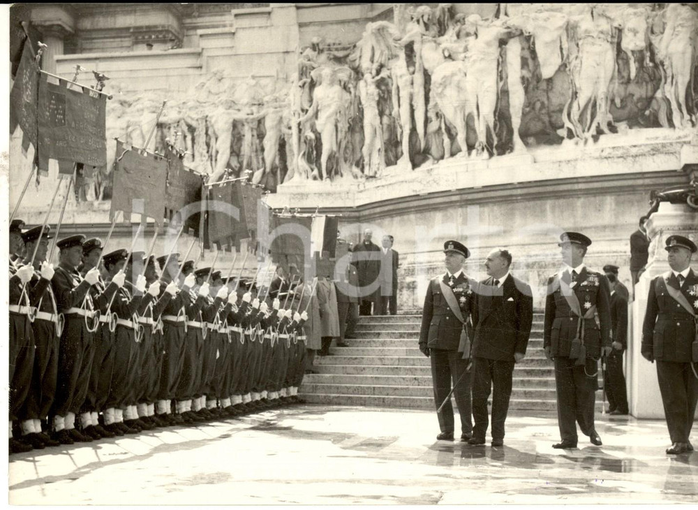 Fotografia d epoca originale 1957 ROMA Festa dell Arma Azzurra  Gen. Ferdinando RAFFAELLI al Milite Ignoto 1