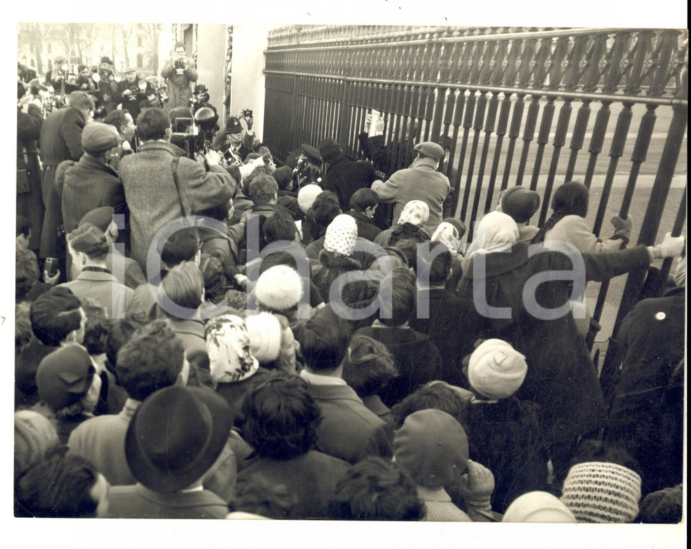 Fotografia d epoca originale 1960 LONDON A crowd of 2000 people for the birth of prince Andrew Photo 20x15 1