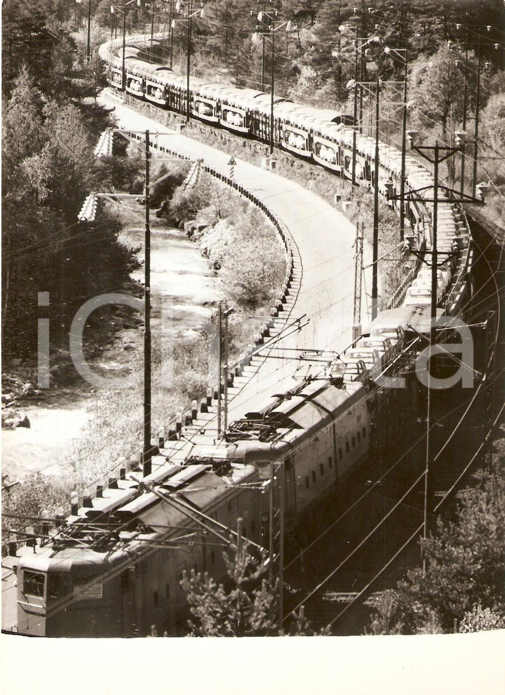 Fotografia d epoca originale 1965 FIAT Treno carico di automobili sosta nei pressi della frontiera Foto 12x17 1