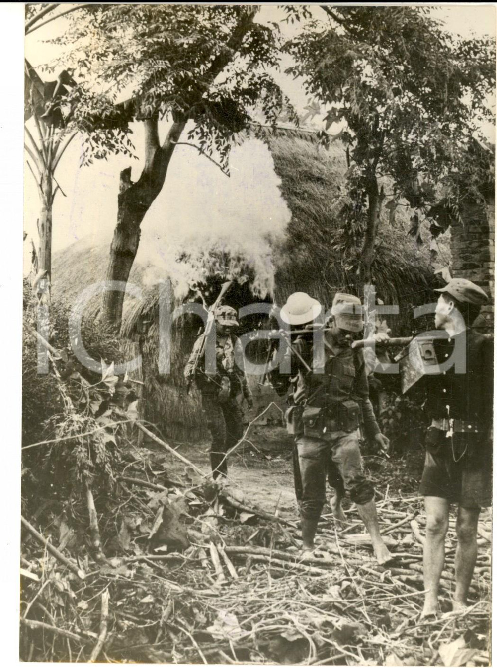 Fotografia d epoca originale 1965 GUERRA DEL VIETNAM Sudvietnamiti bruciano villaggio vietcong Foto13x18 cm 1