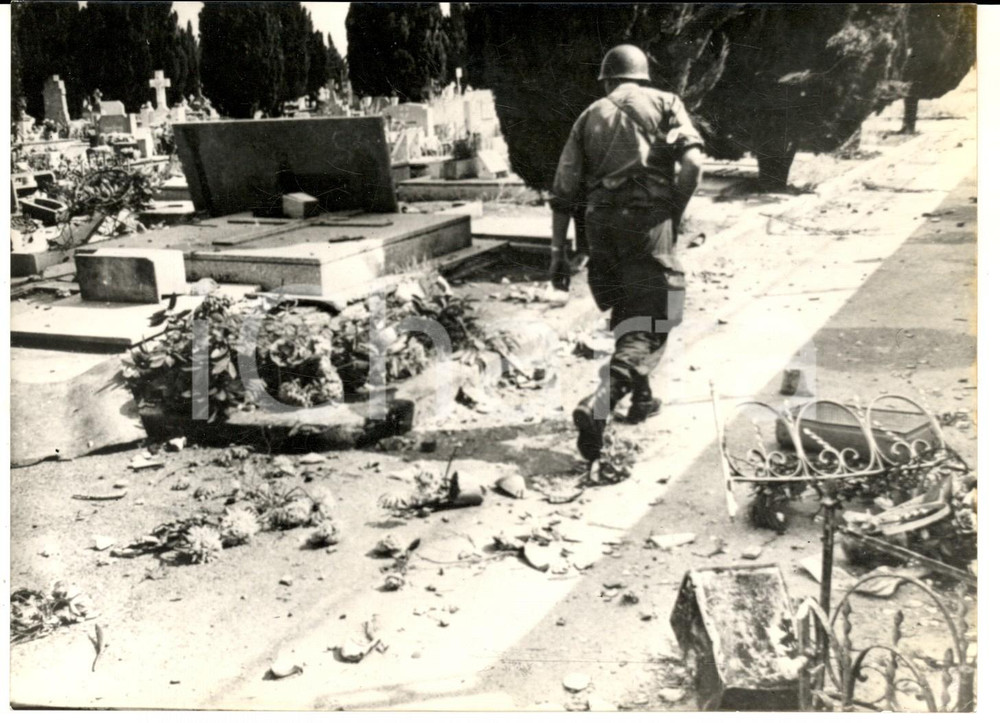 Fotografia d epoca originale 1962 ORAN ALGERIE Cimitero attaccato dall  OAS con bombe a orologeria Foto 1