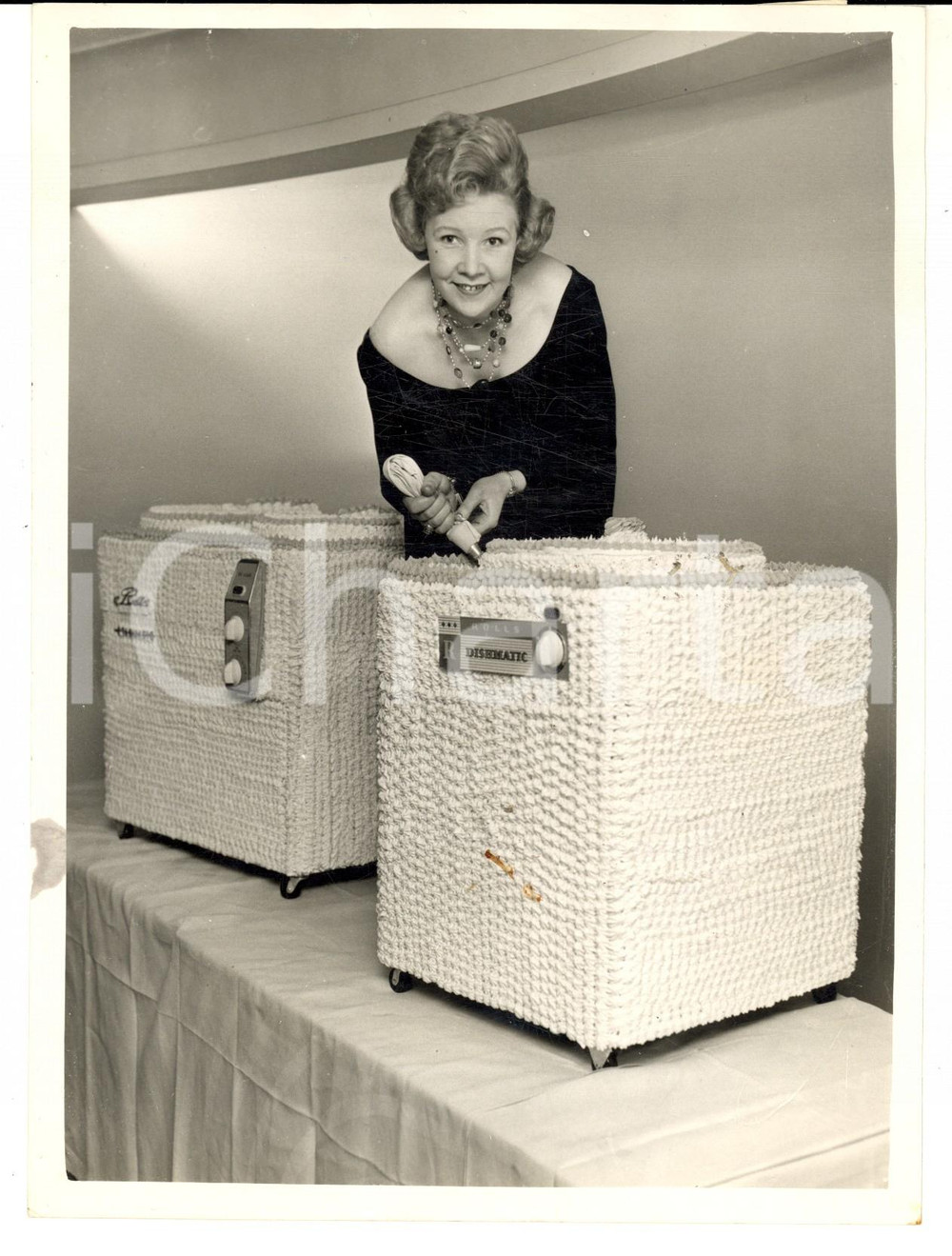 Fotografia d epoca originale 1961 LONDON SAVOY HOTEL Mavis WELSH making cakes for John BLOOM s wedding 1