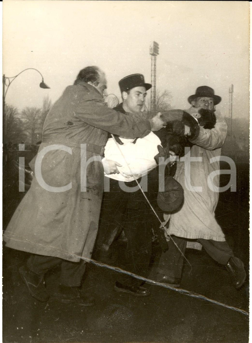 Fotografia d epoca originale 1958 VINCENNES PRIX DE FRANCE SÃ©cours Ã  J. FROMING aprÃ¨s la chute Photo 13x18 1