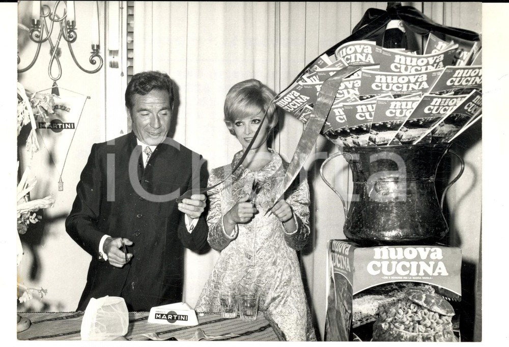Fotografia d epoca originale 1967 MILANO Ugo TOGNAZZI e Scilla GABEL presentano 1Â° Festival della Gastronomia 1