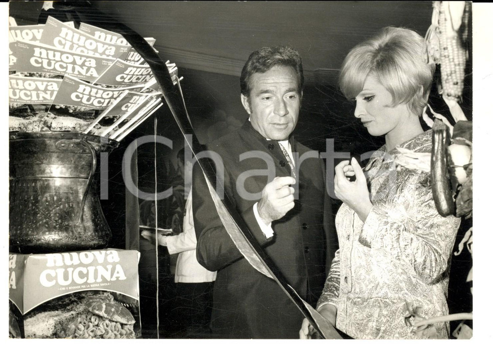 Fotografia d epoca originale 1967 MILANO Ugo TOGNAZZI e Scilla GABEL annunciano 1° Festival della Gastronomia 1