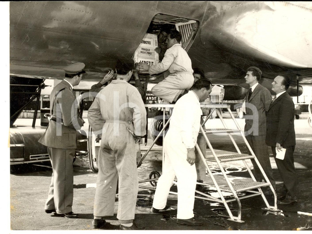 Fotografia d epoca originale 1956 MILANO MALPENSA Medicinali offerti da ditta LEPETIT per l Ungheria Foto 1