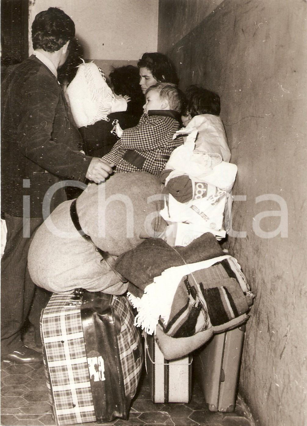 Fotografia d epoca originale 1968 MILANO Profughi siciliani in Stazione Centrale TERREMOTO DEL BELICE Foto 1