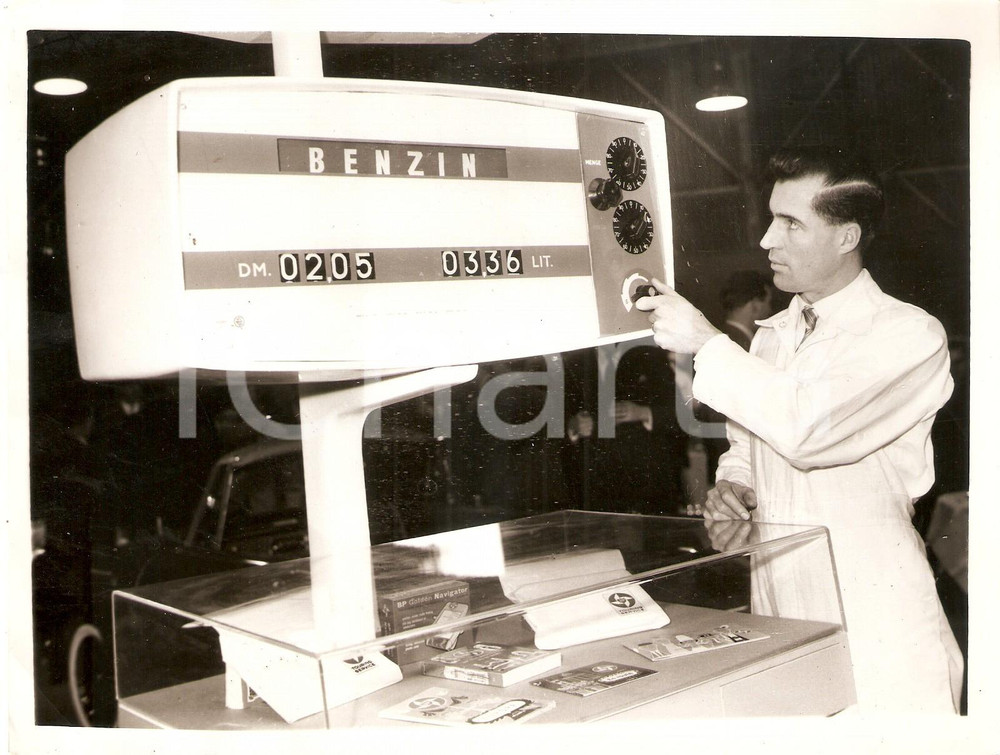 Fotografia d epoca originale 1960 ca BP British Petroleum Company presents AUTOVISTA new fuel dispenser Foto 1