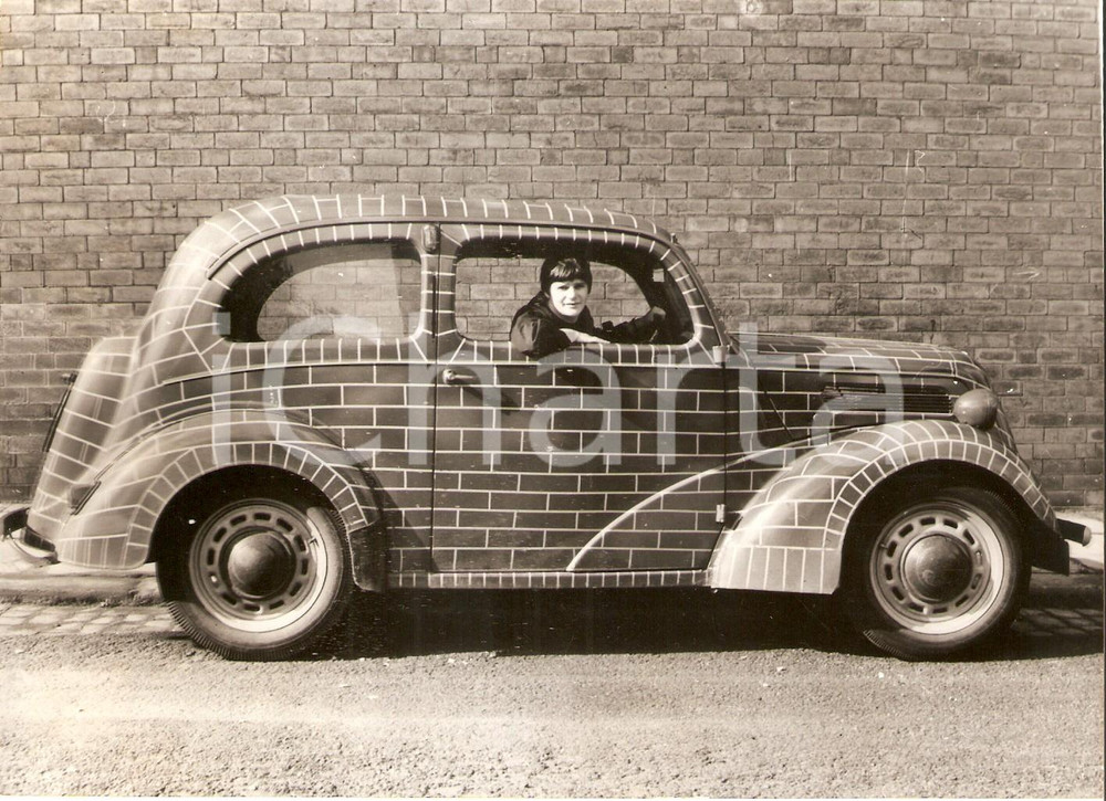 Fotografia d epoca originale 1967 LONDON Rennie HUGHES shows her car with bricks camouflage Foto 18x13 cm 1