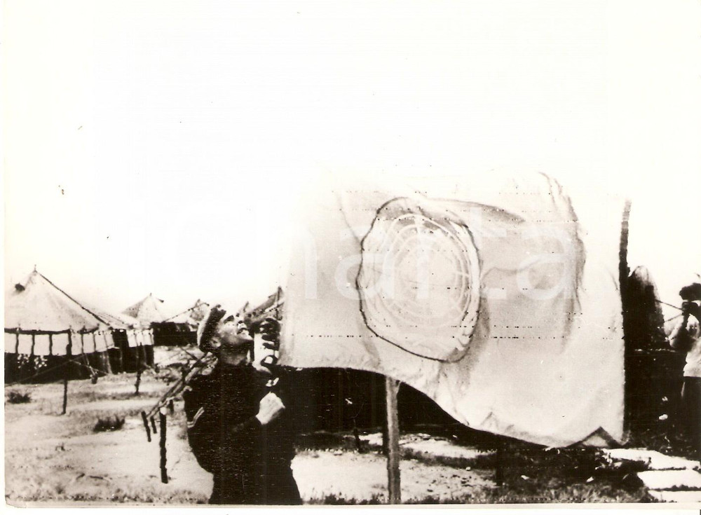 Fotografia d epoca originale 1964 NICOSIA CYPRUS Corporal Eugene BLANGER raises UN flag at headquarters 1