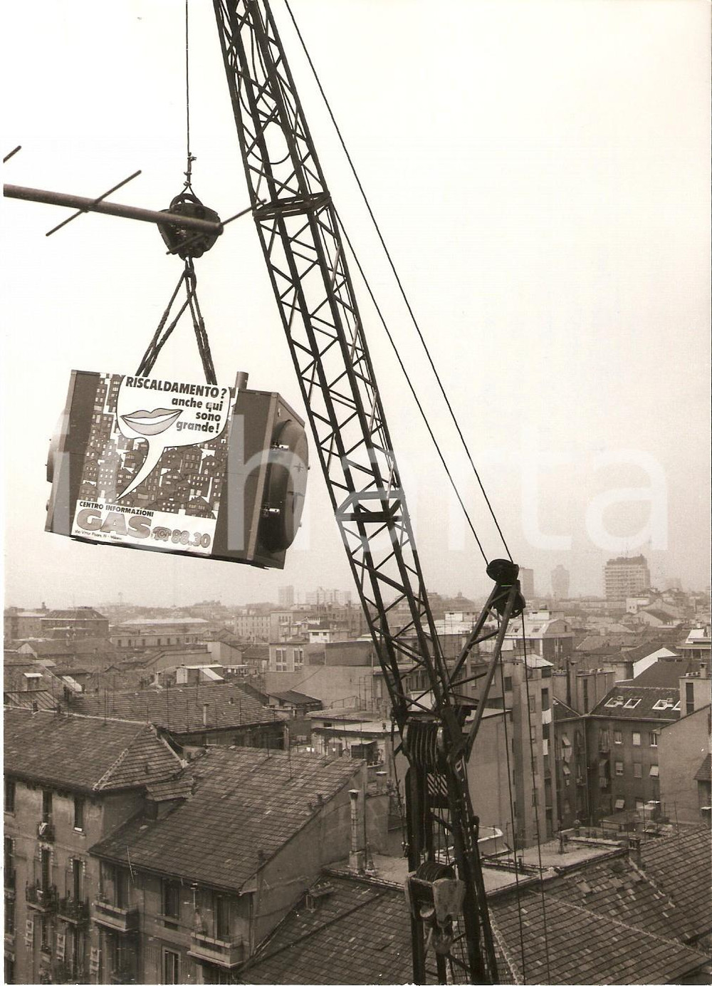 Fotografia d epoca originale 1970 MILANO Gru blocca via CASTEL MORRONE per issare caldaia a gas su tetto Foto 1