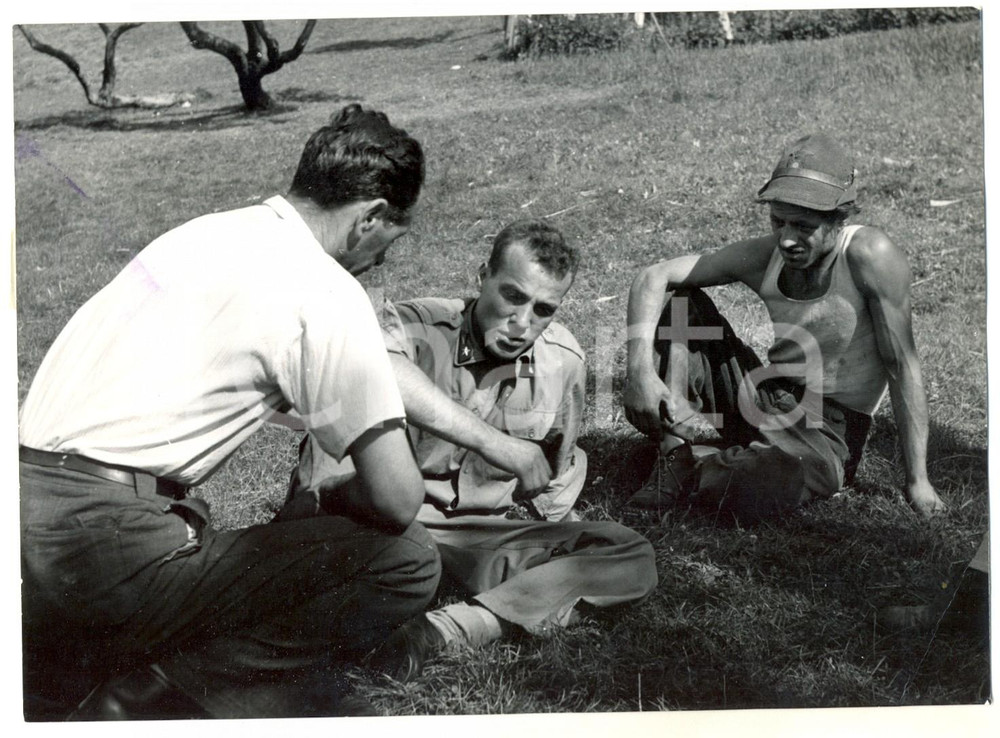 Fotografia d epoca originale 1954 COLLE BONDO Sciagura aerea  Militare parente delle vittime Foto 18x13 1