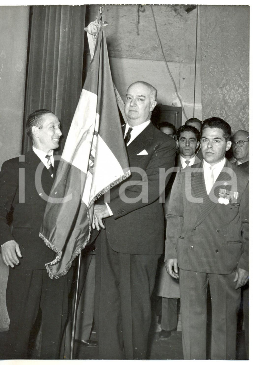 Fotografia d epoca originale 1957 ROMA Armando ANGELINI consegna la bandiera ai ferrovieri Mutilati di Guerra 1