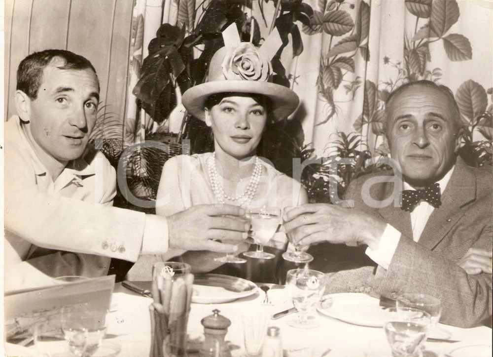 1962 PARIS Brindisi tra Charles AZNAVOUR René CLAIR e Leslie CARON *Foto 18x13
