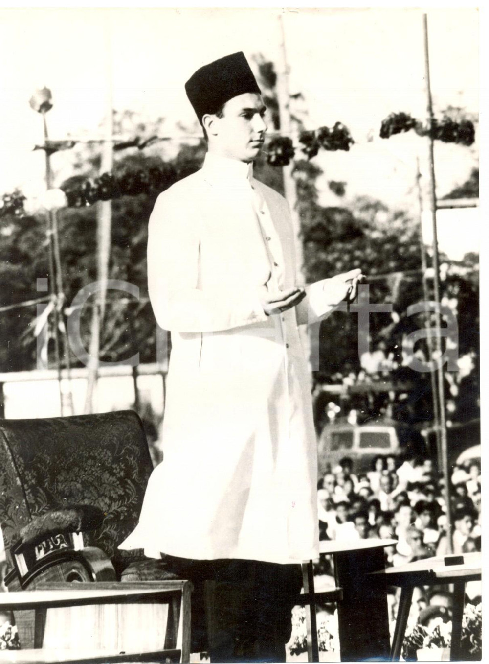Fotografia d epoca originale 1957 TANGANYIKA Prince Karim AGA KHAN leads prayers at his accession Photo 1