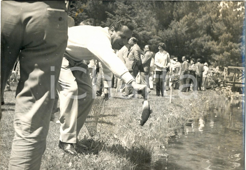 Fotografia d epoca originale 1958 GRESSONEY  GROLLE D ORO  Alberto Sordi pesca una trota Foto 18x13 cm 1