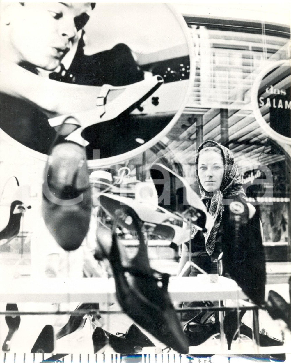 Fotografia d epoca originale 1960 ca GENOVA Donna guarda una vetrina di scarpe Foto ARTISTICA 18x24 1