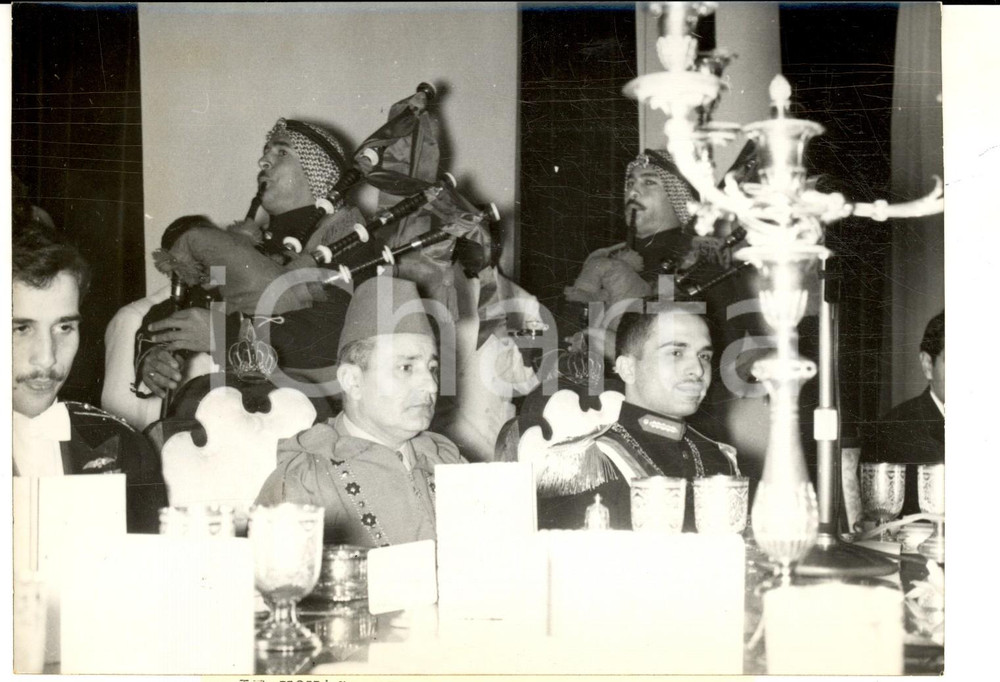Fotografia d epoca originale 1960 AMMAN Re HUSSEIN di Giordania a cena con re MOHAMMED V Foto DANNEGGIATA 1