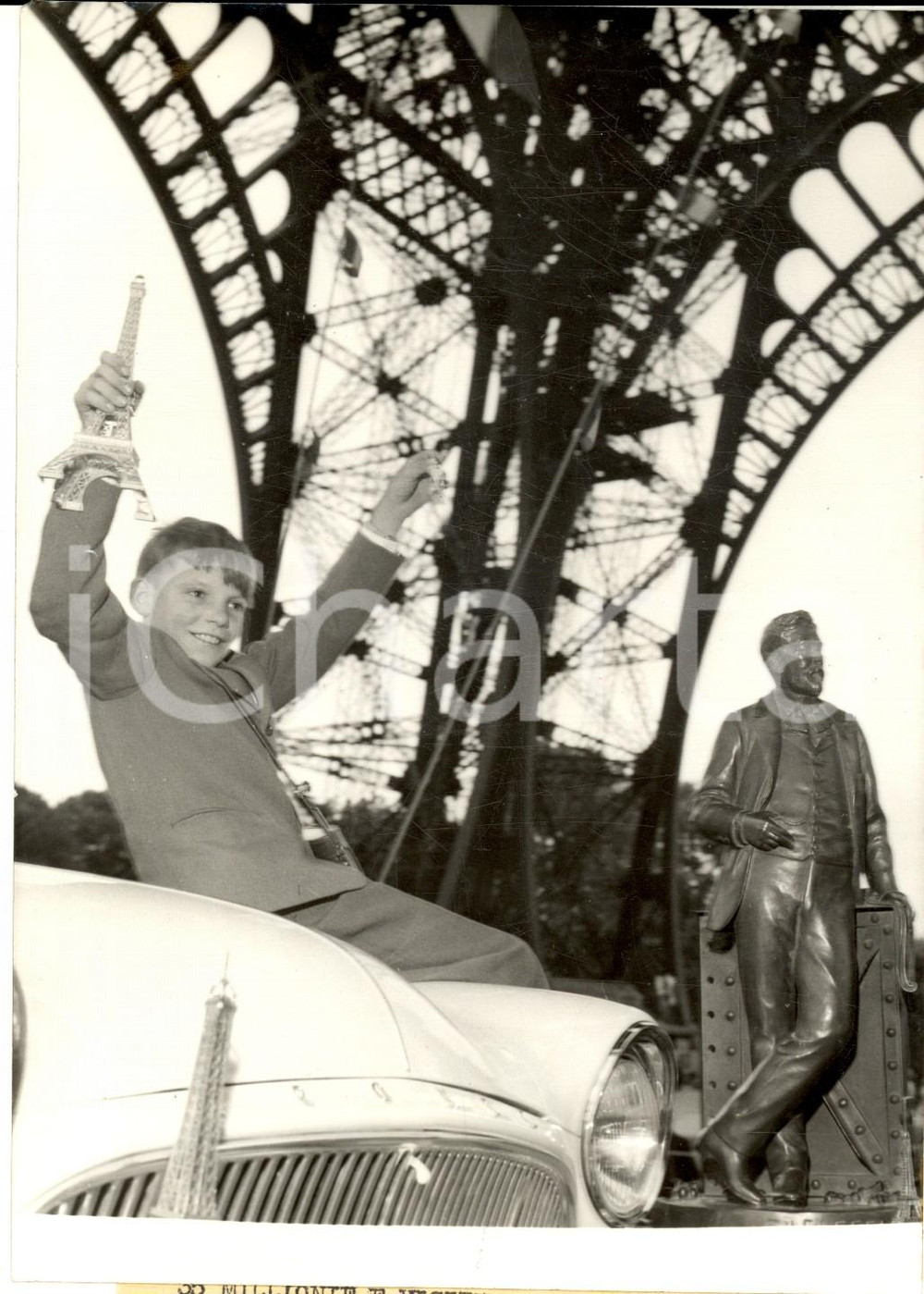 Fotografia d epoca originale 1959 PARIS TOUR EIFFEL Giovane visitatore Julien BERTIN vince un auto Foto 1
