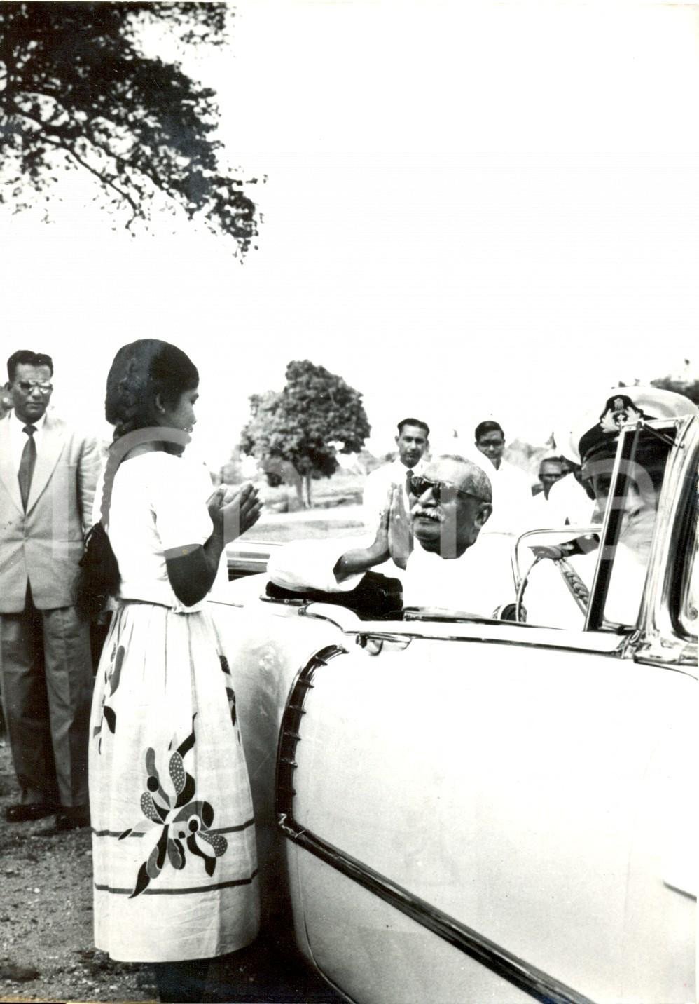Fotografia d epoca originale 1959 CEYLON Rajendra PRASAD making Eastern gesture of salutation to young girl 1