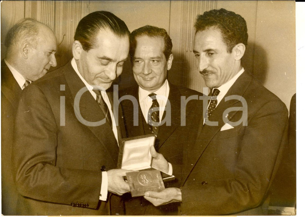 Fotografia d epoca originale 1956 PARIS Pierre MENDESFRANCE reÃ§oit Alain MIMOUN pour marathon MELBOURNE 1