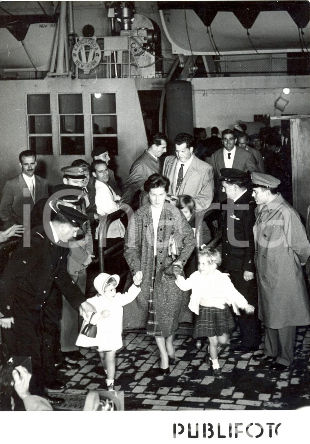 Fotografia d epoca originale 1956 PORTO DI NAPOLI  CRISI DI SUEZ Sbarco dei passeggeri dell EXOCHORDA 1