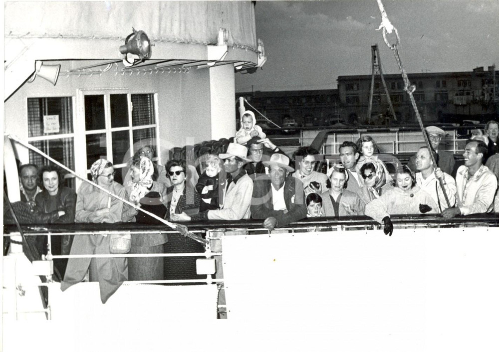 Fotografia d epoca originale 1956 NAPOLI  CRISI DI SUEZ  Rifugiati americani a bordo dell EXOCHORDA Foto 1