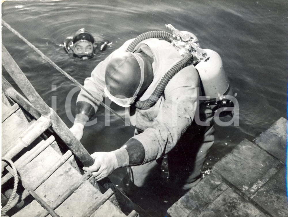 Fotografia d epoca originale 1957 ALBENGA Isola Gallinara  Sommozzatore con tuta PIRELLI si immerge in mare 1