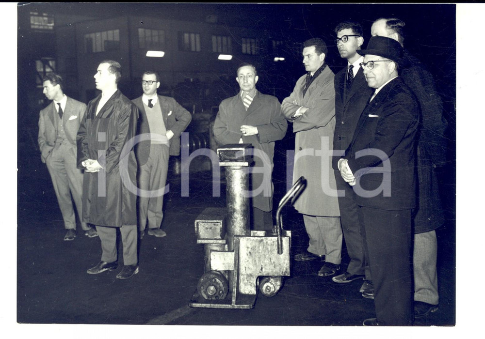 Fotografia d epoca originale 1960 ca GENOVA AutoritÃ  in visita alle acciaierie Fotografie 18x13 cm 1