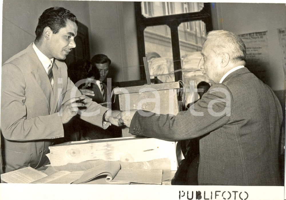 Fotografia d epoca originale 1953 NAPOLI  Elezioni Comunali  Enrico De NICOLA alle urne Foto 18x13 cm 1