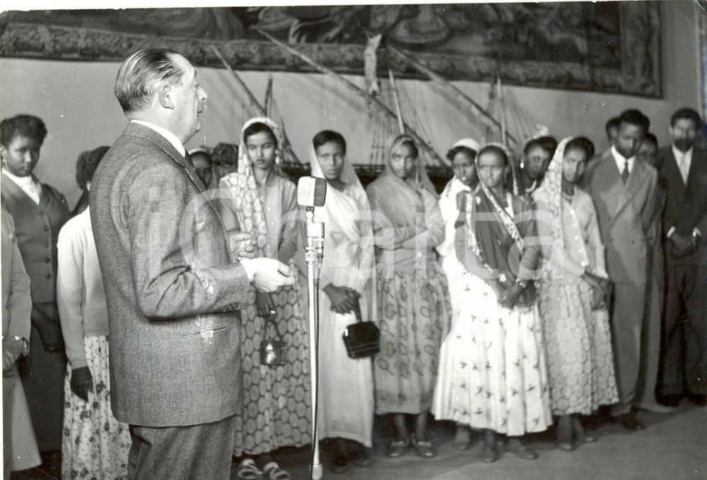 Fotografia d epoca originale 1956 ROMA Alberto FOLCHI riceve un gruppo di studenti somali Foto 1