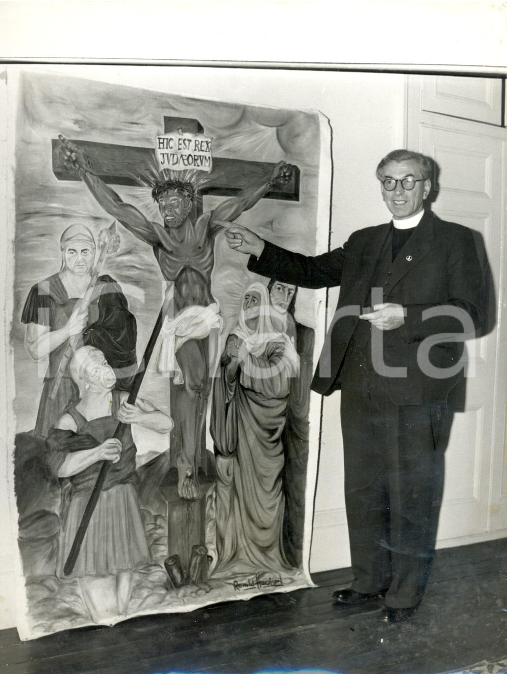 Fotografia d epoca originale 1962 LONDON  Canon John COLLINS indicates black Christ with Albert LUTULI face 1