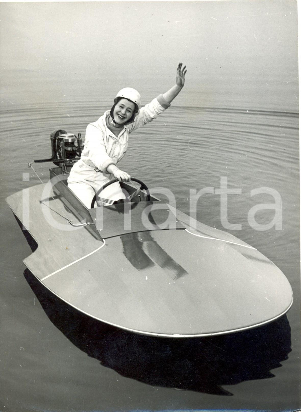Fotografia d epoca originale 1956 LONDON  National Boat Show  Marjorie FIELD on spoonshaped Anzani Photo 1
